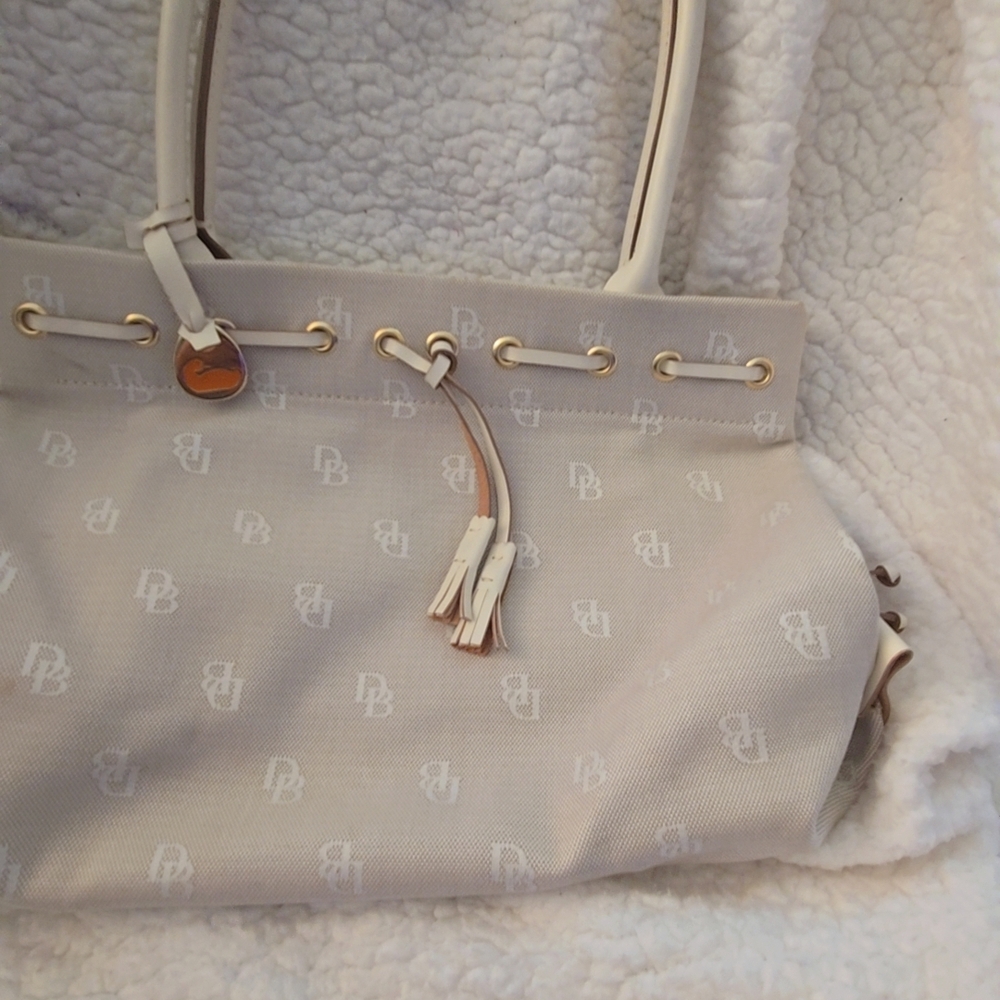 Dooney & Bourke Chic Beige Tote Bag with Logo Design - Picture 4 of 10